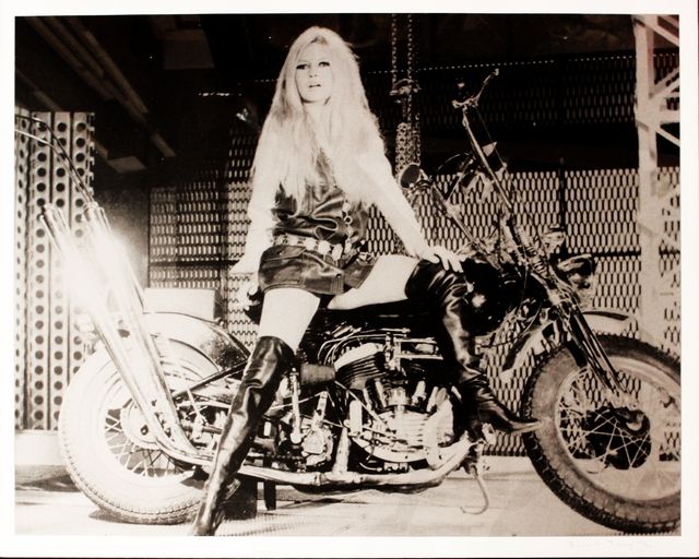シルクスクリーン Young - Brigitte Bardot sur sa Harley Davidson 