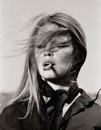 多数の O'neil - Brigitte Bardot with cigar on the set Les Petroleuses