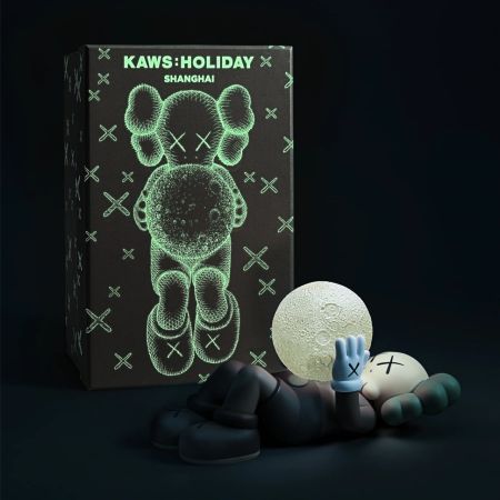 多数の Kaws - Companion Figure (Brown) with a fluorescent moon