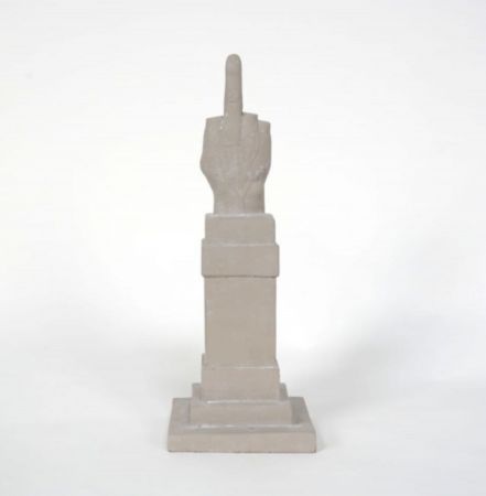 多数の Cattelan - L.O.V.E.