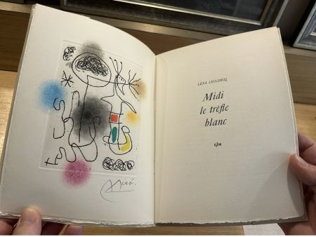 挿絵入り本 Miró - Léna Leclercq. MIDI LE TRÈFLE BLANC. Une gravure en aquatinte signée (1968)