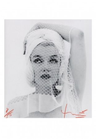 多数の Stern - Marilyn looking up in the wedding veil