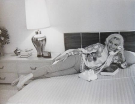 写真 De Dienes  - Marilyn Monroe. Au Lit (1962)