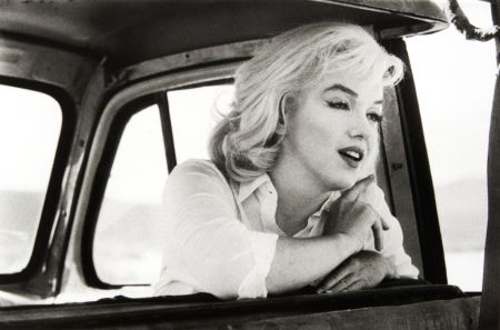 写真 Haas - Marilyn Monroe in the Car Looking Forward