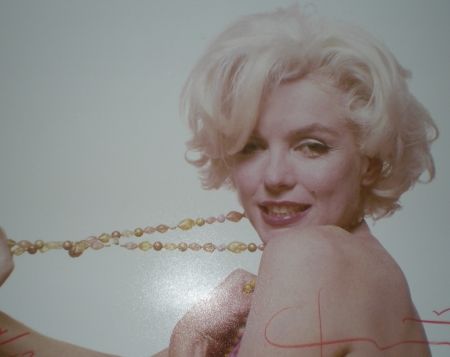 写真 Stern -  Marilyn pulling beads (1962) 