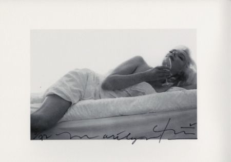 多数の Stern - Marilyn wine on the bed