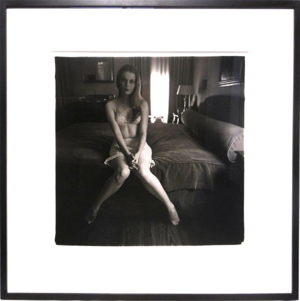 写真 Arbus - Mia Villiers-Farrow on a bed