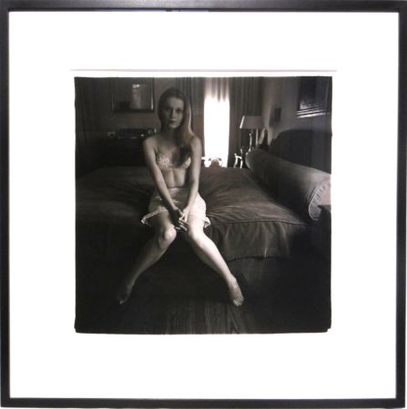 写真 Arbus - Mia Villiers-Farrow on a bed