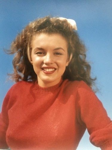 写真 De Dienes  - Norma Jean in red (Marilyn Monroe 1945)