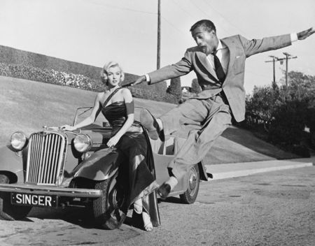 写真 Worth - Sammy Davis Jr leaps for Marilyn