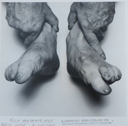 写真 Coplans - Selfportrait hands holding feet