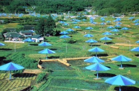 多数の Christo - The Umbrellas, Japan-USA, 1984-91, Ibaraki, Japan Site