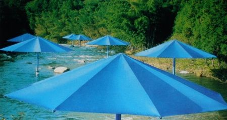 多数の Christo - The Umbrellas, Japan-USA, 1984-91, Ibaraki, Japan Site.