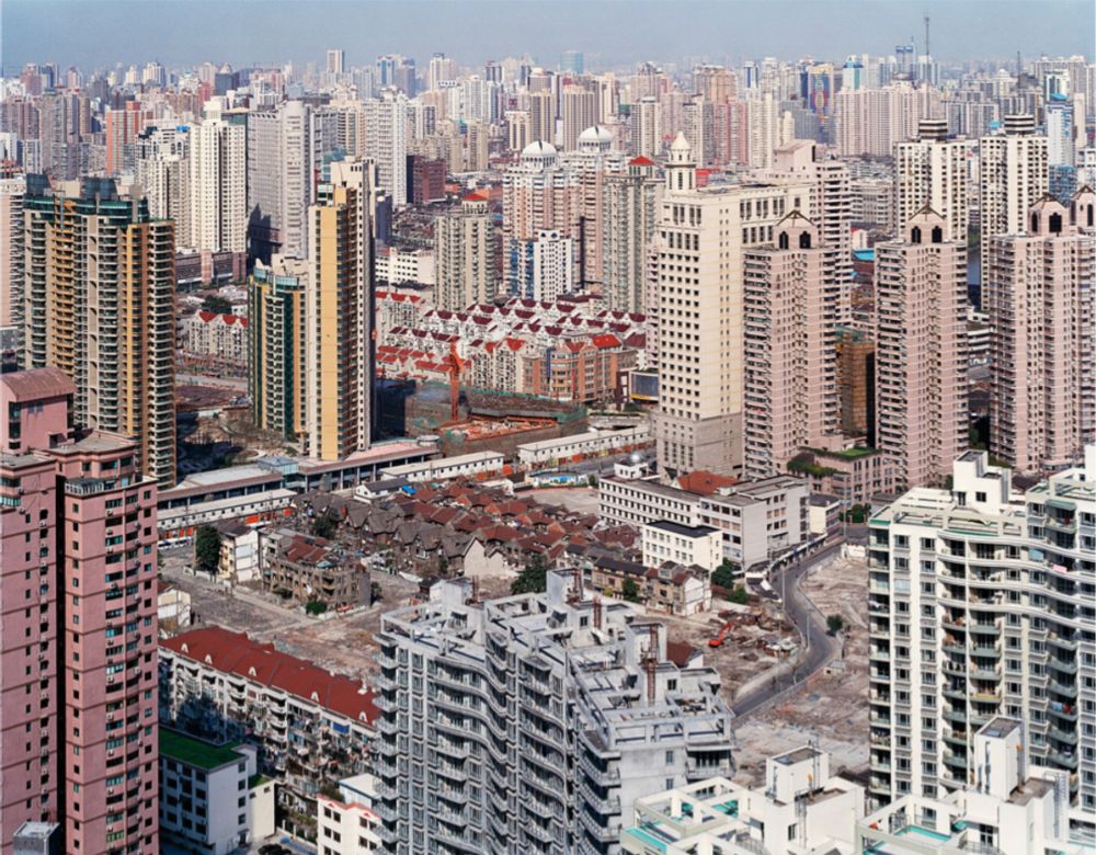 写真 Burtynsky - Urban Renewal no 5. Overview From Top Of Military Hospital Shanghai, China