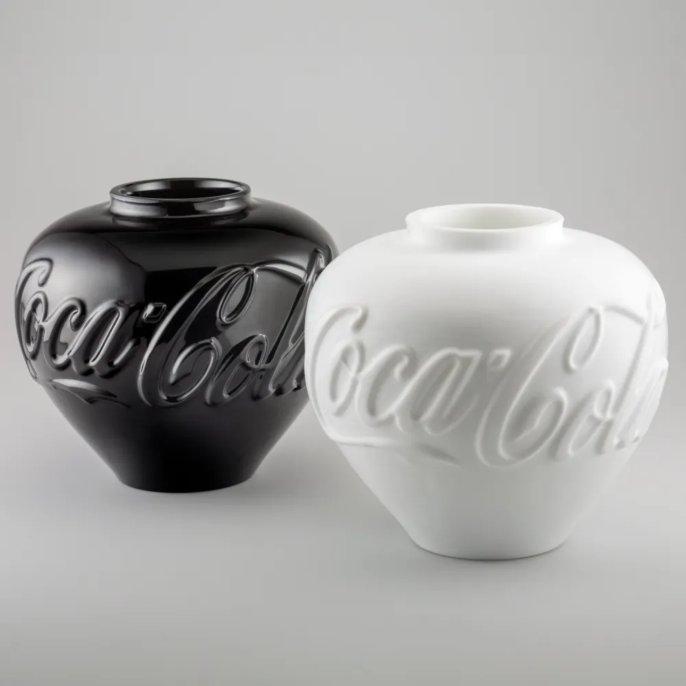 多数の Ai - Vases in Black and White (Set of 2)
