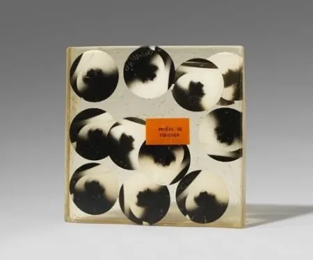 多数の Arman - Hommage a Duchamp. To and for RRose Selavy (fotografie)