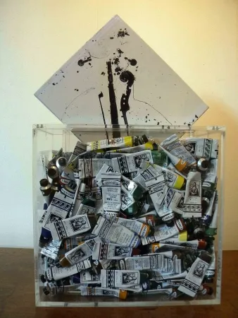 多数の Arman - Poubelle de tubes 