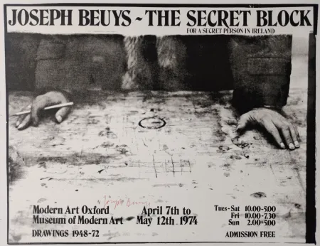 シルクスクリーン Beuys -  „Joseph Beuys - The secret block. For a secret person in Ireland. Modern Art Ox- ford. Museum of Modern Art. Drawings 1948-72. April 7th to May 12th 1974. Tues-Sat 10.00-5.00,  Fri 10.00-7.30, Sun 2.00-5.00, admission free“. 