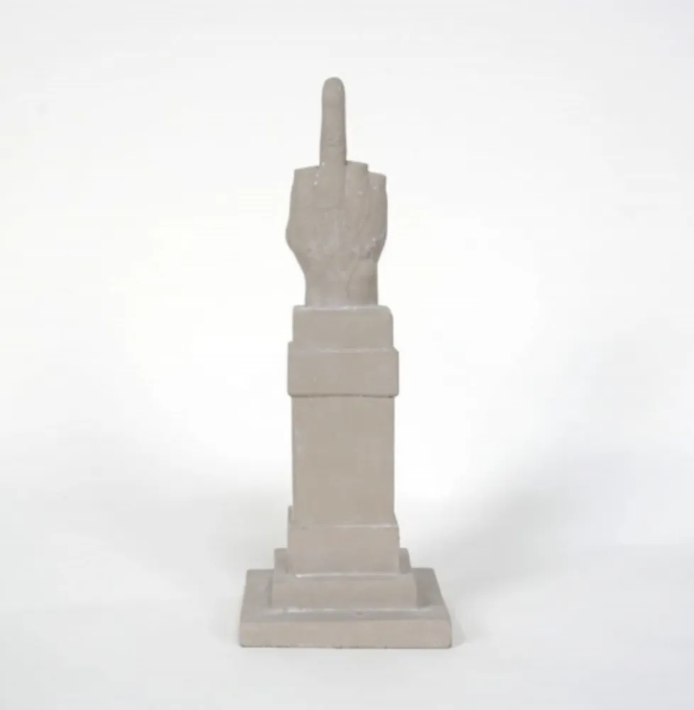 多数の Cattelan - L.O.V.E.