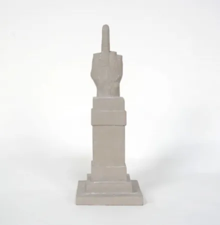 多数の Cattelan - L.O.V.E.