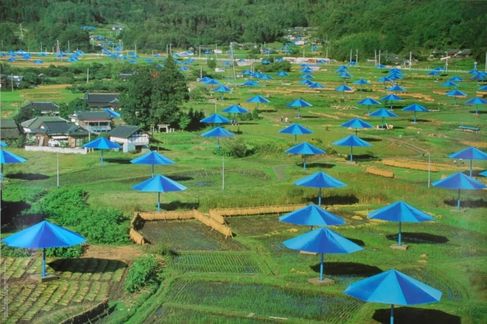 写真 Christo & Jeanne-Claude - The Umbrellas, Ibaraki, Japan