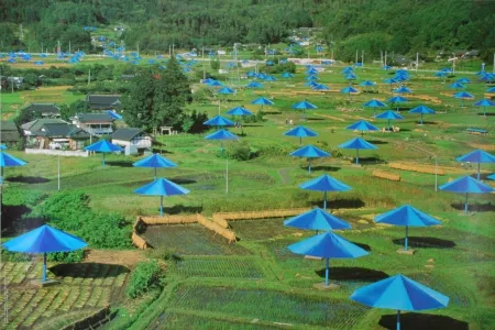 写真 Christo & Jeanne-Claude - The Umbrellas, Ibaraki, Japan