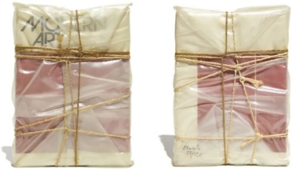 多数の Christo - Wrapped Book Modern Art 