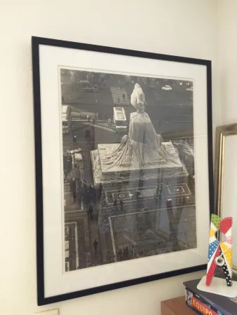 写真 Christo - Wrapped Monument Vittorio Enmanuele, Milan