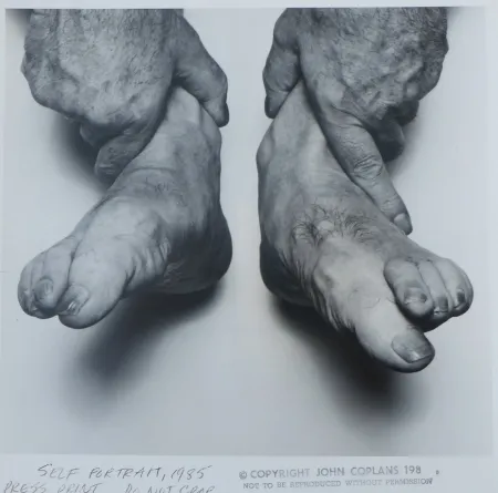 写真 Coplans - Selfportrait hands holding feet