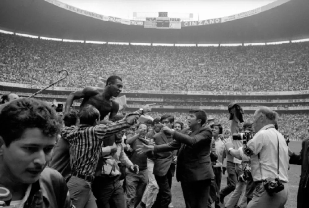 写真 Leifer - Pele on Shoulders on Fans