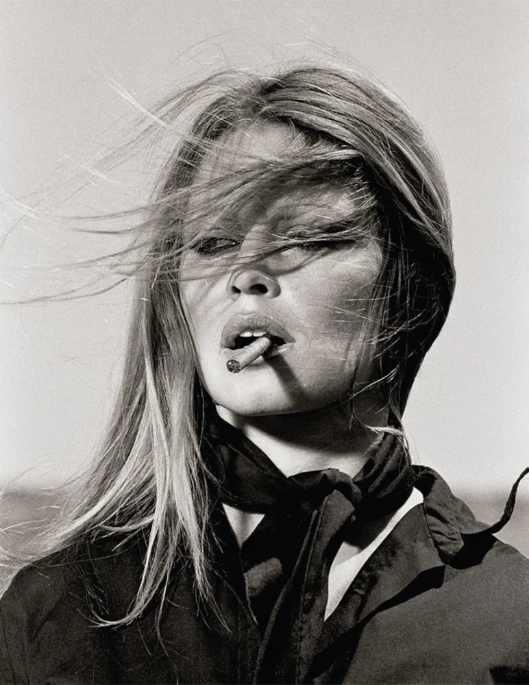 写真 O'neil - Brigitte Bardot Smoking a Cigar