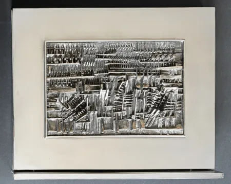 技術的なありません Pomodoro - Arnaldo Pomodoro (1926 - 2025) - Bassorilievo - Silver sculpture with chrome-plated brass - 1973