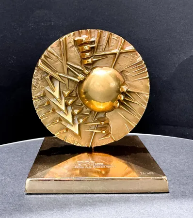 技術的なありません Pomodoro - Arnaldo Pomodoro (1926–2025) - Disco per BSI - Gilded bronze sculpture with a gilded brass base - 1995