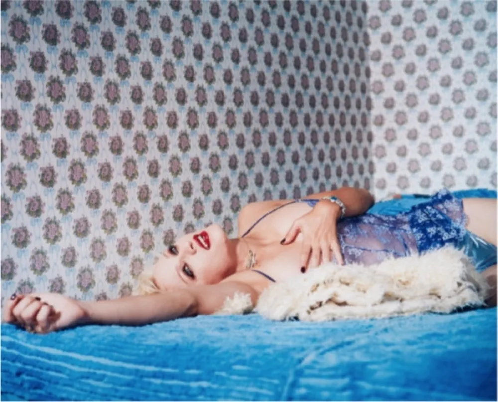 写真 Rheims - Madonna blue laying on a blue bed, New York 