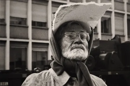 写真 Scheidegger - Der Künstler überwacht in Ludwigshafen bei Regenwetter den Aufbau der Skulptur 