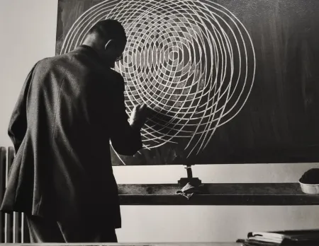 写真 Scheidegger - Max Bill unterrichtet Formenlehre an der Kunstgewerbeschule Zürich, 1944 (erste Aufnahme Ernst Scheideggers von Max Bill).