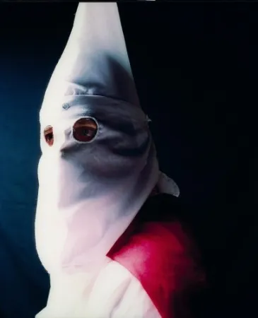 写真 Serrano - Andres Serrano (né en 1950)  THE KLAN, KLANSMAN (GREAT TITAN OF THE INVISIBLE EMPIRE IV), 1990-2009.
