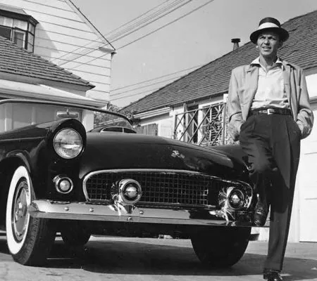 写真 Worth - Frank Sinatra next to his T-Bird